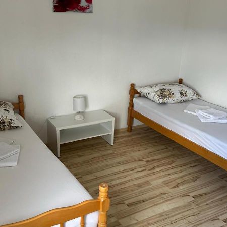 Apartman Malekin Apartment Prozor Exterior photo