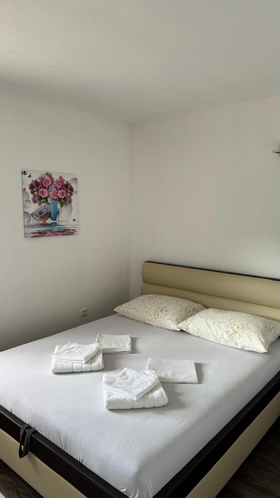 Apartman Malekin Apartment Prozor Exterior photo
