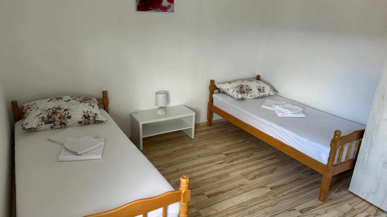 Apartman Malekin Apartment Prozor Exterior photo